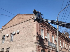 В Астрахани спасатели уберегли головы горожан от обломков кровли