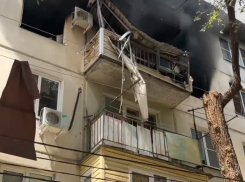 На пожар в центре Астрахани выехали бригады скорой и следком