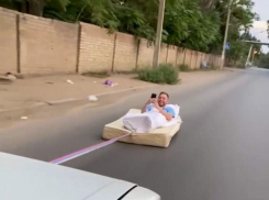 Катающемуся на матрасе астраханцу прилетел штраф