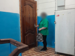 В Астрахани помощник депутата-патологоанатом украл у женщины 115 тысяч рублей