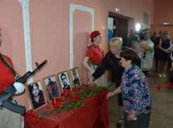 В астраханской школе № 64 установили парту Героев