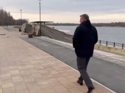 Астраханский губернатор пешком и без охраны проверил ремонт Комсомольской набережной
