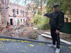 В Астрахани группа молодых людей избила мужчину и вымогала деньги