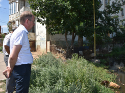 На помощь астраханцам, под окнами которых болото, пришли депутаты