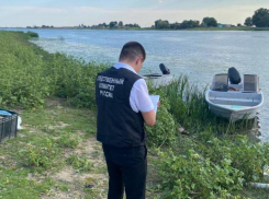 В Астрахани на Волге затонула лодка, ее рулевой пропал