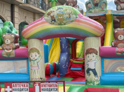 В Астрахани детский аттракцион установили прямо на дороге