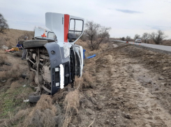 Под Астраханью перевернулась скорая помощь: есть пострадавшие