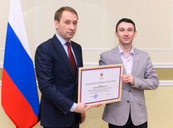 Глава Минприроды наградил руководителя астраханского экологического движения