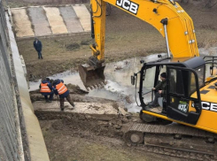 В Астраханской области из ерика Кушумбет достали бетонные плиты