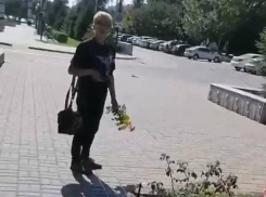 Детям – мороженное, бабе – цветы: ещё одна астраханка разорила клумбу