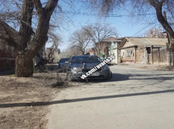 В Астрахани упавшая ветка повредила машину 