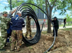В Астрахани на набережной Приволжского Затона устанавливают поливочный водопровод