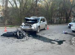 В Астрахани случилось тройное ДТП с мотоциклом во дворе дома