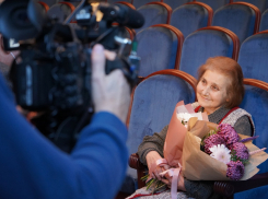 Астраханская актриса Виолетта Гетманец награждена почётной премией «Признание»