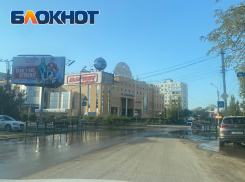 Вход в парк Знаний в Астрахани затопило фекалиями