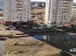 Уже нет сил: дерьмодемон поселился во дворе астраханской многоэтажки