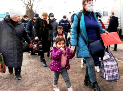 «Дайте нам спокойно жить» - беженцев из Мариуполя готовят к выселению из «Астраханских зорь»
