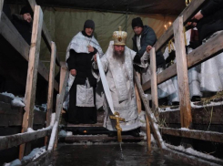 Крещение Господне: астраханцы смыли свои тревоги и недуги в святой воде