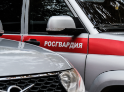 В Астрахани молодой парень на золотистом авто стрелял в воздух