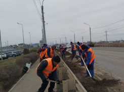 Глава Астрахани объяснил, откуда так много грязи на дорогах