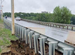 Недавно отремонтированный мост в Ахтубинске не выдержал напора дождя 
