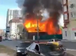 Кадры полыхающего дома у храма Святого Владимира