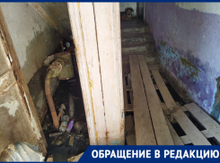 Жители многоэтажки в Военном городке Астрахани бегут из собственного дома и ищут деревянные паллеты
