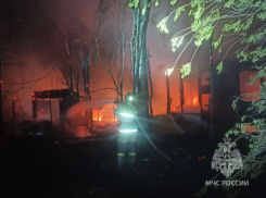 На правом берегу Астрахани случился крупный пожар рядом с больницей