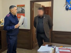 Главу района под Астраханью заподозрили в мошенничестве с отопительными трубами