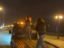 В Астрахани девушки устроили веселые танцы на эвакуаторе: что было дальше