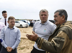 «Масса вопросов, не решаемых годами»: астраханский губернатор съездил в Лиманский район 