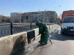 В Астрахани ремонтируют улицы и моют мосты, парки и скверы