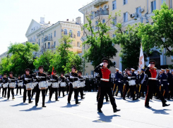 Сколько людей принимало участие в торжественном построении войск в Астрахани 9 мая 