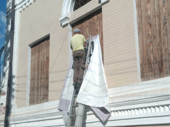 В Астрахани уничтожают незаконную рекламу