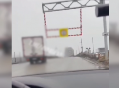 В Астрахани водители большегрузов нарушили ограничение на Старом мосту