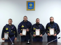Астраханских огнеборцев наградили за спасение детей из горящего дома на Савушкина
