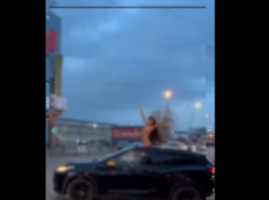 Астраханка, показавшая свои прелести из люка машины, задержана полицией