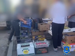 В Астрахани полиция согнала торговцев без лицензии с проезжей части