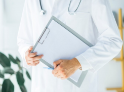 Нарколог помогла астраханцу остаться трезвым на бумаге за взятку