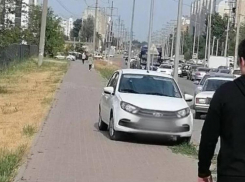 Астраханец припарковался на тротуаре и стал героем соцсетей