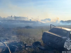 В Кировском районе Астрахани 23 огнеборца тушили крупный пожар