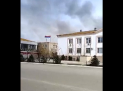 В центре города под Астраханью повесили перевернутый российский флаг