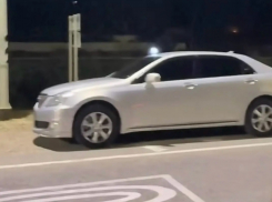 В Астрахани стреляли из элитного автомобиля и ездили со спецсигналами