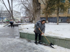 Коммунальные службы города продолжают уборку улиц от снега и талой воды