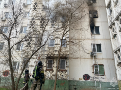 В Астрахани спасатели эвакуировали людей из горящего жилого дома