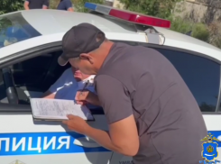 По Астрахани разъезжал иностранец за рулем ненастоящего такси
