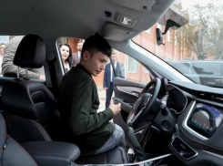 Астраханцу-ветерану СВО подарили адаптированный кроссовер в рамках поддержки