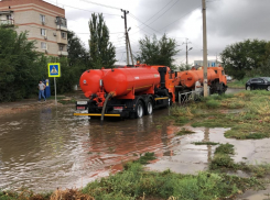 И вплавь, и вброд: с улиц Астрахани откачивают последствия ливня