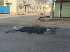 В Астрахани выявили 25 разбитых дорог
