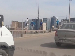 В Астрахани дети шли по перилам Старого моста через Волгу 